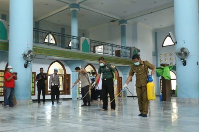 Semprot disinfektan di masjid lumajang