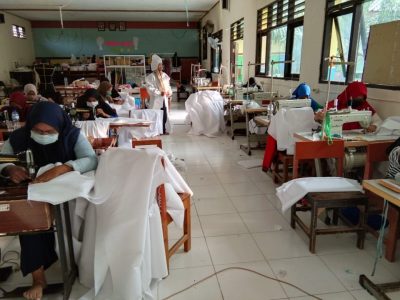 puluhan siswa SMK di Lamongan yang turut memproduksi alat pelindung diri (APD) berupa baju hazmat