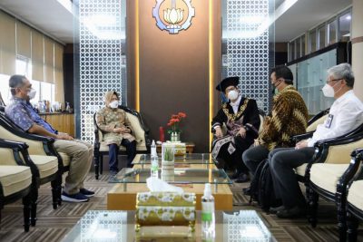 Menteri Sosial Tri Risma Berdiskusi dengan Rektor ITS