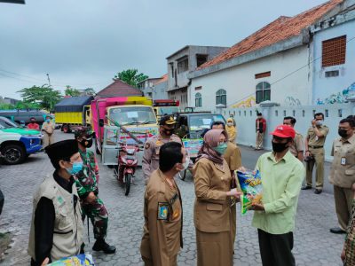 bupati dan wakil bupati lumajang beri bansos beras ke warga terdampak