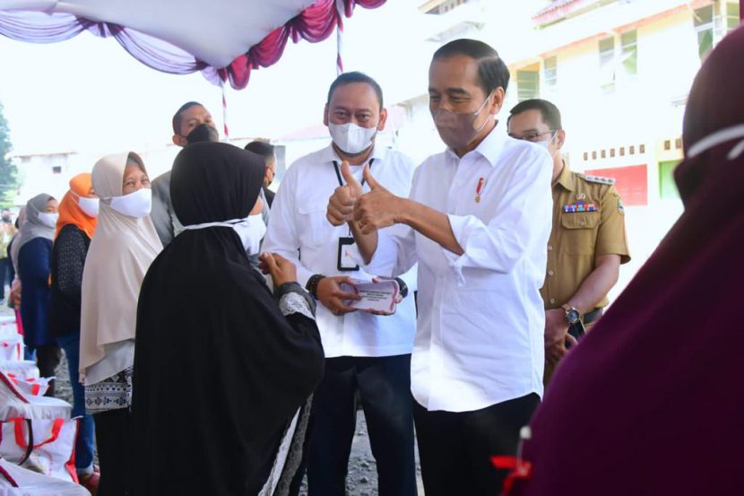presiden dan wapres didampingi kemensos ke cirebon