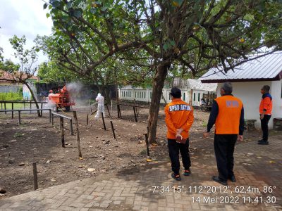 Teks foto: Budi Santosa koordinasi dilapangan terkait penyemprotan pencegahan PMK/ist