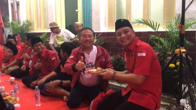 Wali Kota Surabaya ke-23 Bambang Dwi Hartono mendapat potongan tumpeng Wali Kota Surabaya ke-26 Eri Cahyadi usai peringatan Hari Lahir Bung Karno