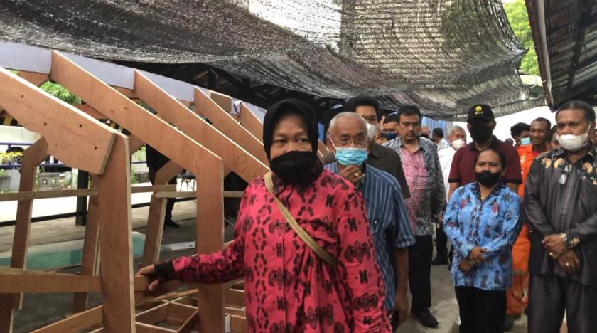 mensos risma saat meninjau kerangka kapal fiberglass
