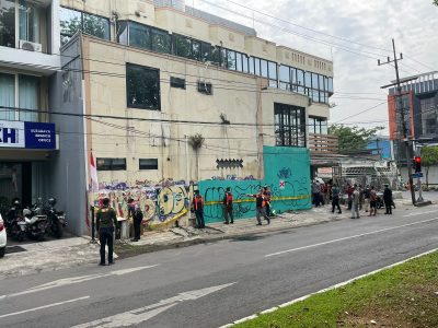 Bangunan di Jalan Ngagel Jaya No 32 Surabaya yang memakan badan jalan dan tak sesuai Izin