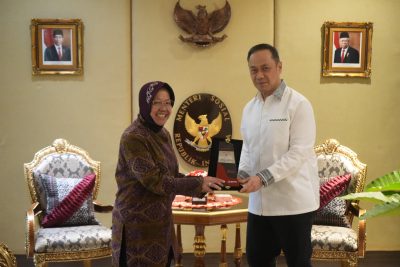 Mensos Risma terima penghargaan dari Ary Ginanjar