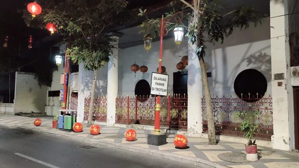 Bangunan Kuno di Jalur Wisata Becak di Jalan Karet di Malam Hari yang sudah di desain dengan lampion dan pendestrian untuk pejalan kaki