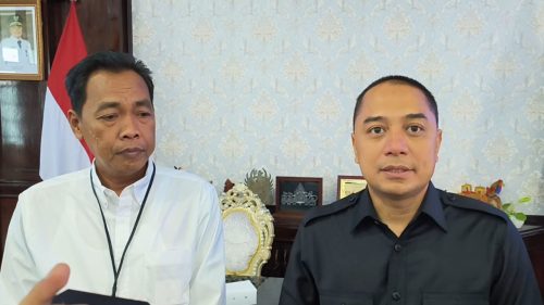 Kepala BPK Jatim, Karyadi (kiri) dan Wali Kota Surabaya, Eri Cahyadi (kanan) 