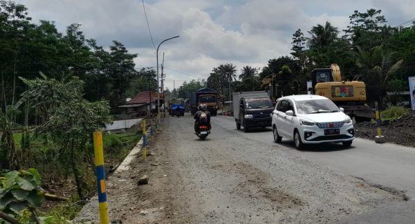 Pelebaran Jalan Jalur Pantura Ranuyoso Lumajang
