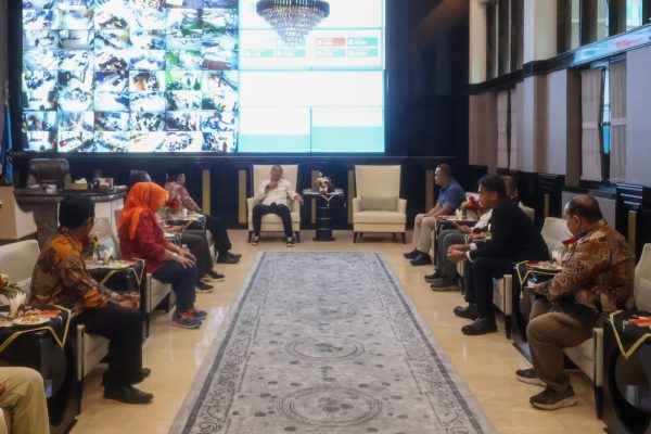 Lantik 3 Bawas PD Pasar, Wali Kota Eri: Segera Tekan Inflasi