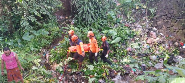 Pengendara Motor Asal Surabaya Tewas Masuk Sungai 15 Meter di Klakah