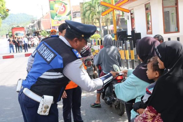 Beri Nyaman Perjalanan Mudik, Pemkab Jaga Perlintasan KA Tanpa Palang Pintu