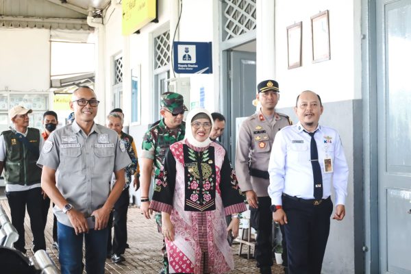 Pj Bupati Pastikan Infrastruktur Pemudik Nyaman, Pantau Stasiun KA Klakah