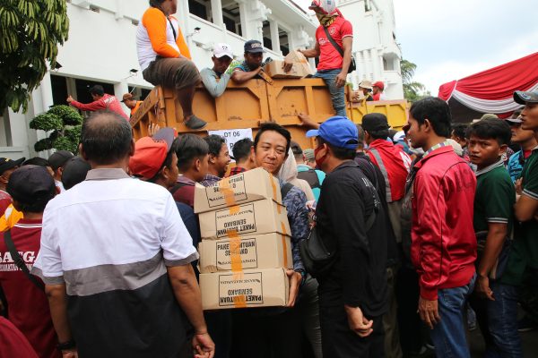 Satgas Penunjang Pemkot Surabaya Dapat Bingkisan