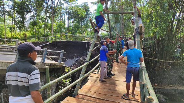 Warga Swadaya Bangun Jembatan Darurat 