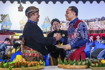 Sambut HJKS ke-731, Pemkot Ruwatan dan Gelar Wayang Kulit di Tugu Pahlawan