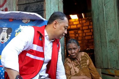 Ngantor di Kelurahan Asemrowo, Wali Kota Eri Bantu Gerobak Hingga Pengobatan Lansia
