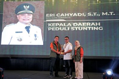 Media beritajatim.com anugerahi Penghargaan kepada Eri Cahyadi sebagai 'Wali Kota Peduli Stunting'