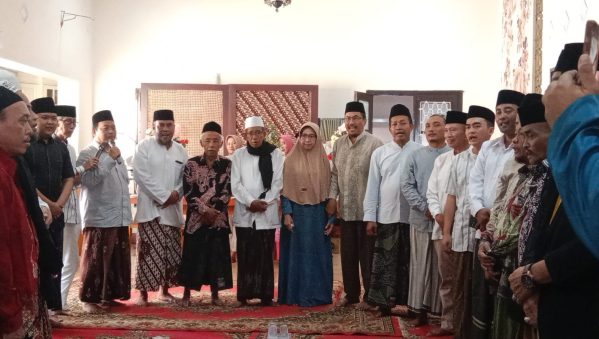 32 Kyai dan Gus Pengasuh Ponpes ke Mantan Wabup Lumajang