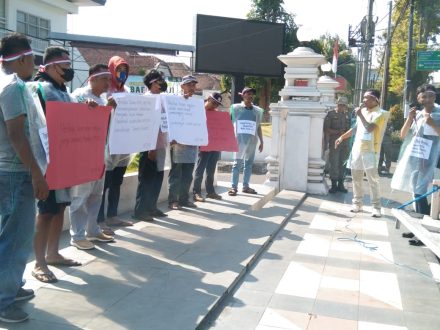 Warga Besuk Demo Hak Garap Tanah