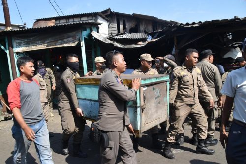 Pemerintah Kota Surabaya Tertibkan Ratusan PKL di Jalan Dupak Rukun