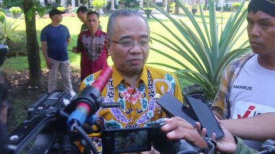 Plt Asisten Administrasi Pemkab Lumajang, Ahmad Taufik Hidayat tanggapi demo mahasiswa PMII