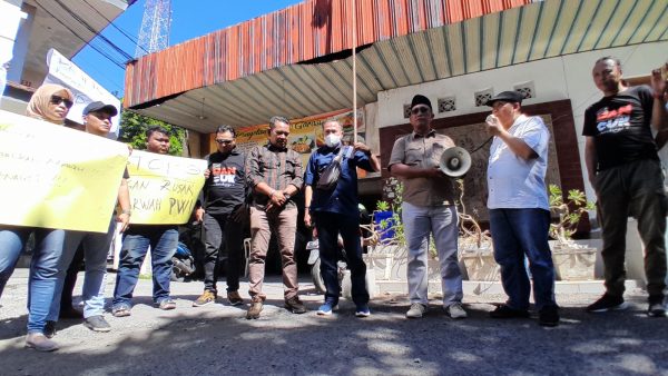 Puluhan Pekerja Pers Anggota PWI Jatim Demo Menuntut KLB