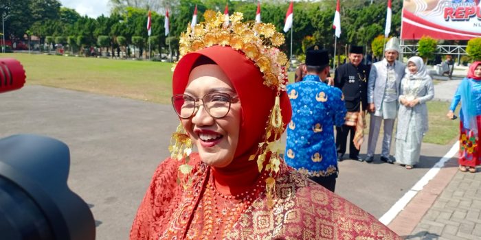 Pj Bupati Lumajang Pakai Baju Adat Sumatera Selatan saat Upacara HUT RI, Ini Alasannya