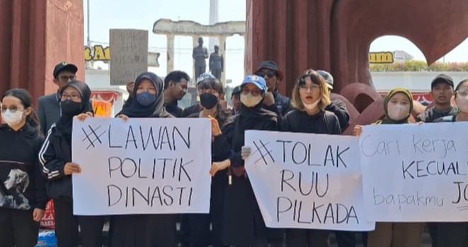 Puluhan Pemuda Surabaya Suarakan Penolakan Revisi UU di Tugu Pahlawan