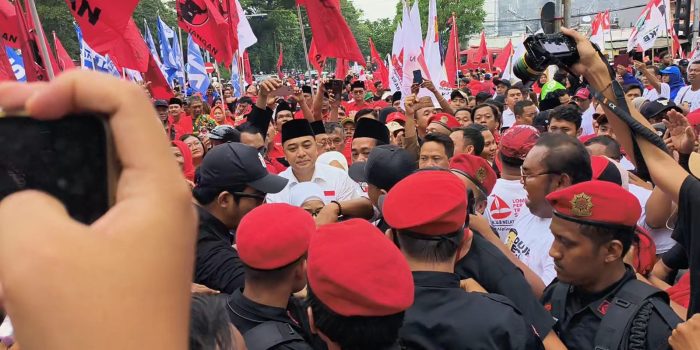 Ribuan Kader dan Relawan Eri-Armuji Terhadang Keamanan Kantor KPU