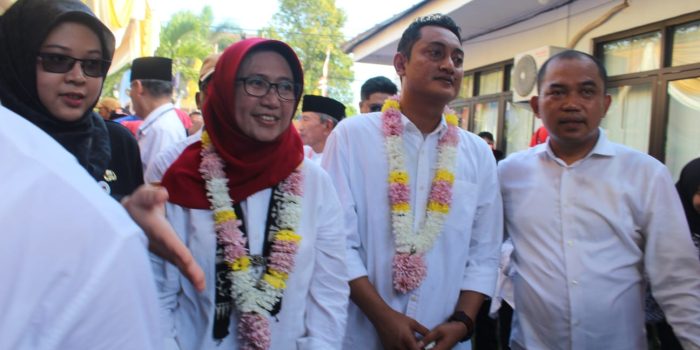 Jalan Kaki Bersama Ribuan Pendukung, Indah-Yudha Resmi Mendaftar ke KPU Lumajang