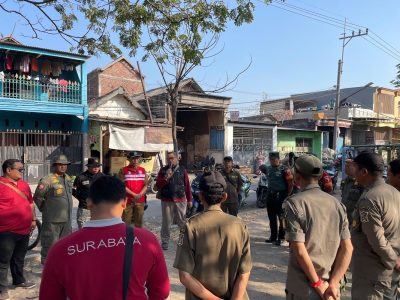 Satpol PP Tertibkan Usaha Barang Bekas di Bantaran Sungai Kali Tebu