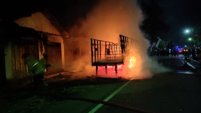 Truk Terbakar Hebat di Jalan Raya Lumajang, Sopir Kabur