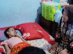 Momen Haru Kunjungan Mensos Risma ke Gadis Yatim Piatu dengan Kanker Uterus