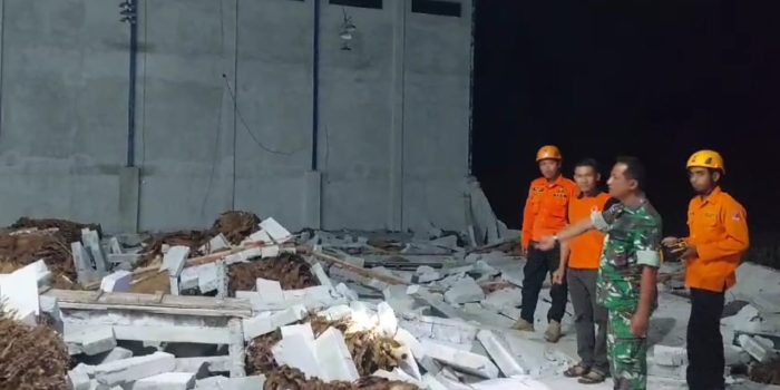 Angin Kencang Robohkan Gudang Tembakau di Jember, Satu Orang Meninggal