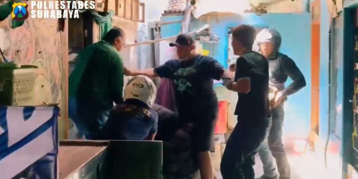 Polisi Gerebek Pesta Narkoba di Jalan Kunti, Surabaya: 8 Orang Diamankan dan Berbagai Barang Bukti Disita