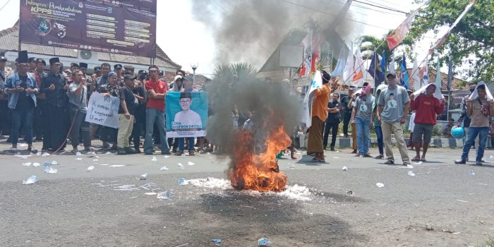 Caleg DPR RI Terpilih Bakal Dilantik, Pendukung Demo di KPU Lumajang