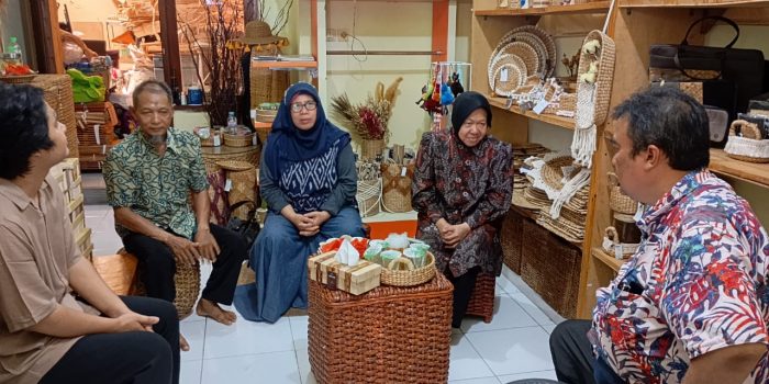 Risma Apresiasi Perajin Eceng Gondok yang Sukses Tembus Pasar Internasional