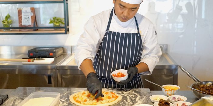 Rasakan Keunikan Pizza Buntut Bakar dan Minuman Buah Tropis di Ketinggian Surabaya