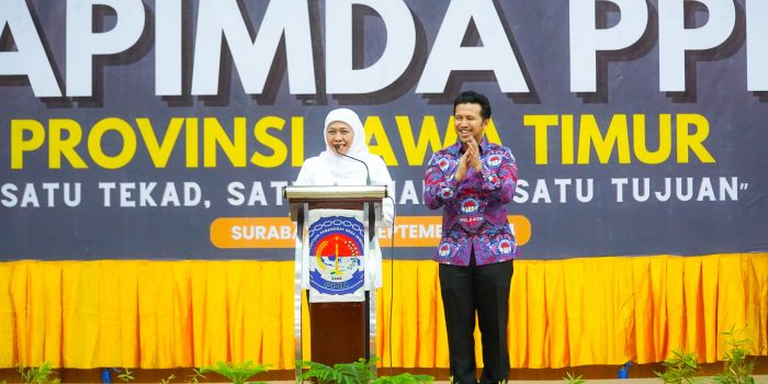 Khofifah-Emil Dinobatkan sebagai Ibu-Bapak’e Perangkat Desa Jatim: Penghargaan atas Kepedulian dan Program Berhasil