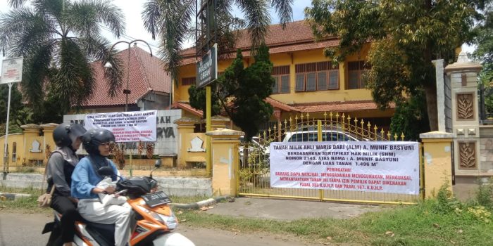 Polemik Kepemilikah Tanah, Ahli Waris Pasang Spanduk di Kantor Golkar Lumajang