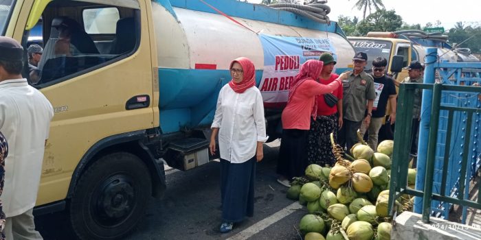 Bunda Indah Salurkan Ratusan Tangki Air Bersih untuk Warga Terdampak Kekeringan
