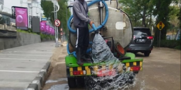 Cegah Debu Proyek, Pemkot Surabaya Lakukan Penyiraman Jalan Hingga Lima Kali Sehari