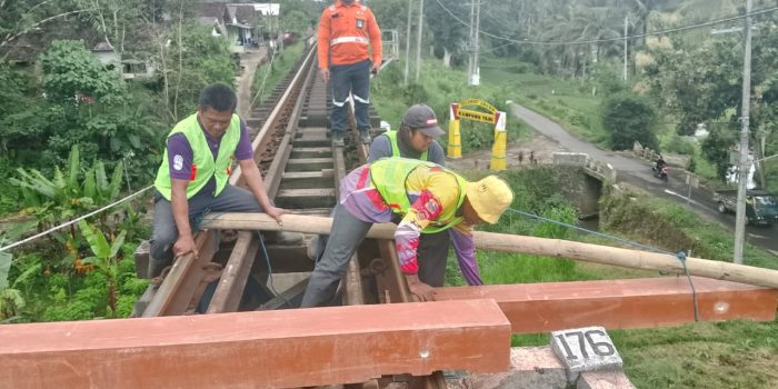 KAI Daop 9 Jember Ganti Bantalan Kayu dengan Sintetis, Lebih Aman dan Ramah Lingkungan