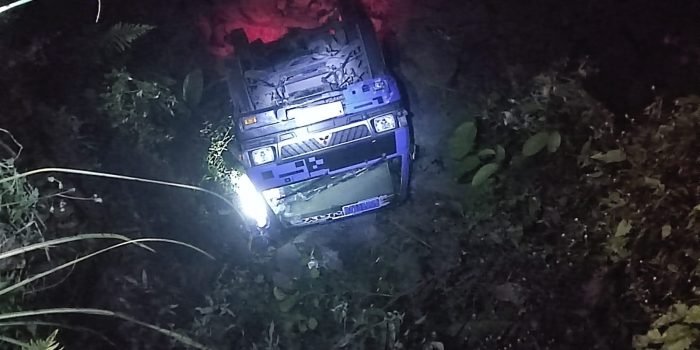 Mobil Pikap Muatan Sayur Terjun ke Jurang Sedalam 10 Meter di Gladak Perak Lumajang