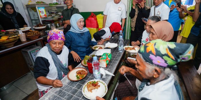 Khofifah Ajak Sarapan Buruh Gendong dalam Blusukan di Pasar Sayur Magetan