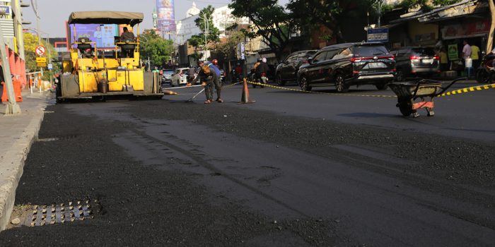 Pemkot Surabaya Jawab Keluhan Debu Akibat Proyek Pengaspalan Jalan