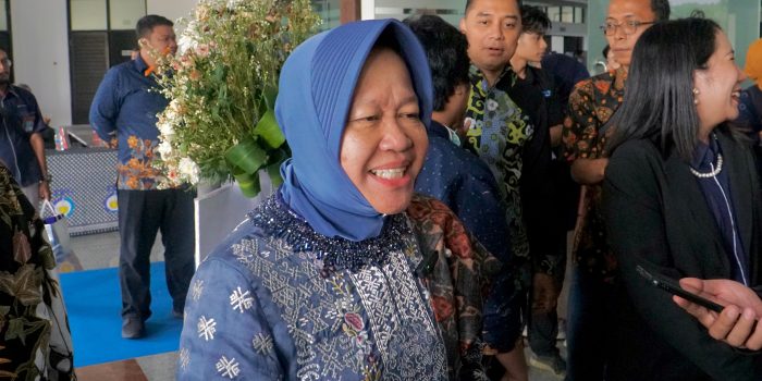 Punya Dedikasi Tinggi untuk Surabaya, Risma dan Eri Cahyadi Terima Penghargaan ITS