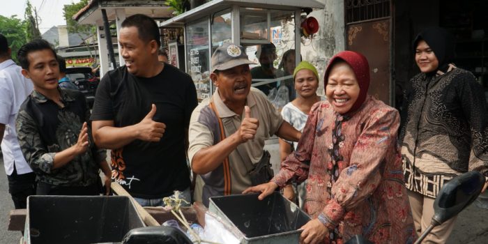 Borong Tahu dan Gorengan, Warga Medokan Ayu Serukan Dukungan untuk Pasangan Risma-Gus Hans