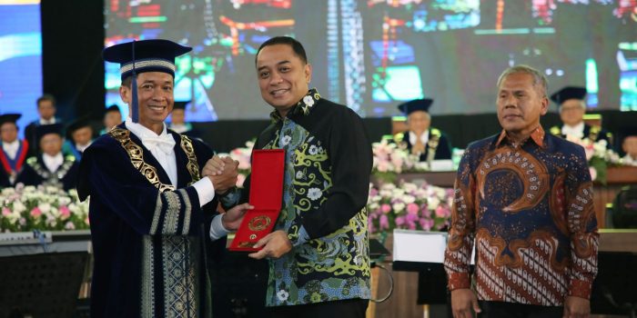 Apresiasi Pengabdian, Eri Cahyadi Raih Penghargaan Wira Adhiwasesa dari ITS